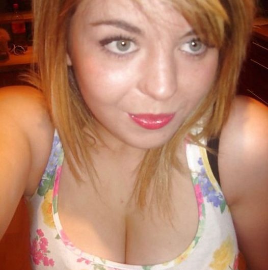 Coquine rouquine 25a vous propose des rencontres très coquines devant sa webcam